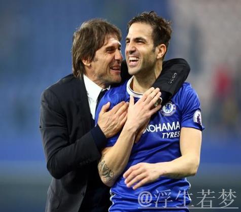 法布雷加斯率队击败孔蒂,科莫众将赛后围庆祝 法布雷加斯率队击败孔蒂,科莫众将赛后围庆祝